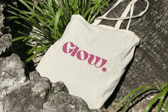 Tote bag con diseño Glow, producto promocional creado por Doña Tecla para campaña de marca en Valladolid.